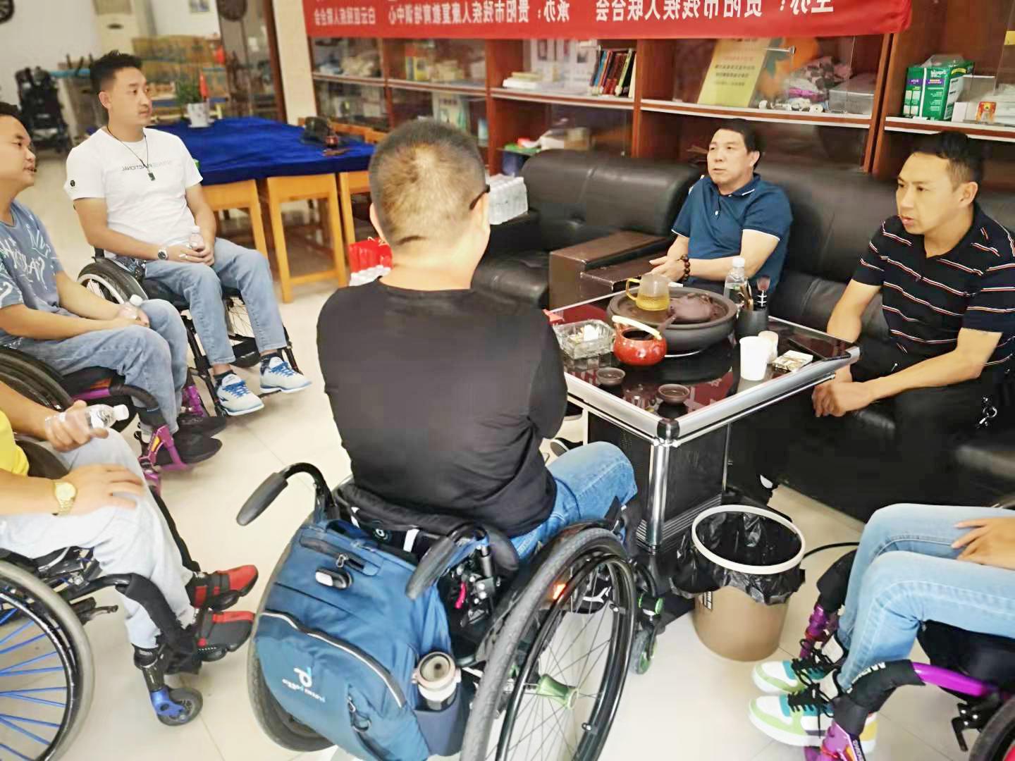 GPK电子游戏董事长杨沧贵在贵阳市白云区残疾人之家开展走访慰问。